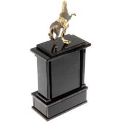 Настольные часы «Конь с попоной» из вулканического камня обсидиан в подарок коллегам