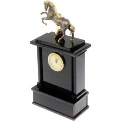 Настольные часы «Конь с попоной» из вулканического камня обсидиан в подарок коллегам