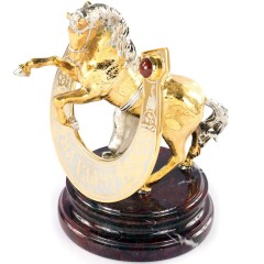 Сувенир лошадь с подковой «На удачу» на яшме — подарки на Новый год