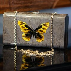 Серая женская сумочка «Мотылёк» из дерева и янтаря