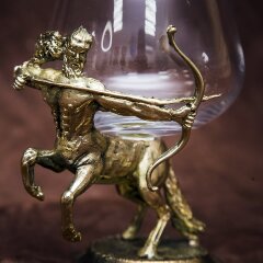 Подарочный бокал для коньяка «Стрелец» с объёмной фигуркой