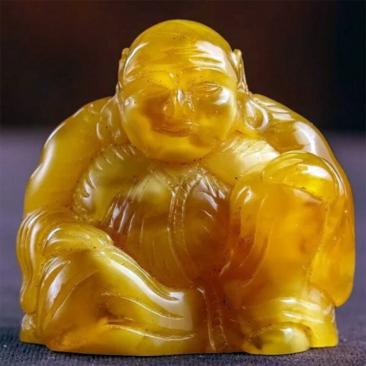 Резная фигурка ручной работы «Буддийский монах» из натурального янтаря