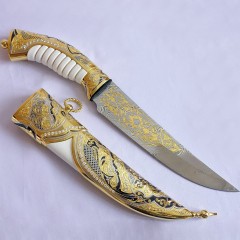 Подарочный нож «Восточный султан» с белой рукоятью в украшенных ювелирными камнями ножнах