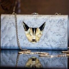 Серая женская сумочка «Кошка» из дерева и янтаря