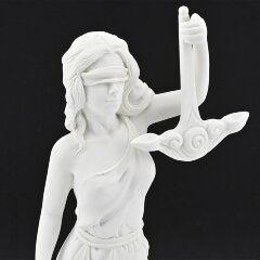 Сувенирная статуэтка «Фемида» из белого мрамолита в подарок судье