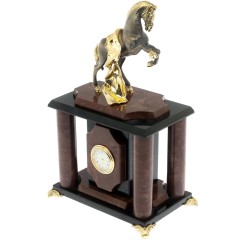 Настольные часы «Конь с попоной» из натурального камня лемезит в подарок сотрудникам