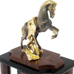 Настольные часы «Конь с попоной» из натурального камня лемезит в подарок сотрудникам