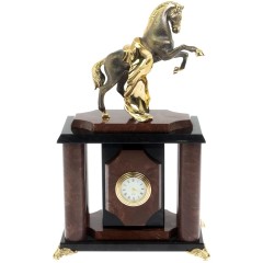 Настольные часы «Конь с попоной» из натурального камня лемезит в подарок сотрудникам