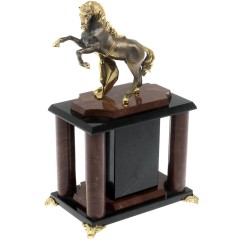 Настольные часы «Конь с попоной» из натурального камня лемезит в подарок сотрудникам