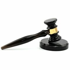 Сувенир настольный «Судейский молоток» из камня обсидиан в подарок судье