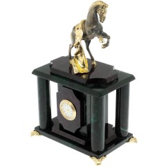 Настольные часы «Конь с попоной» из натурального камня змеевик в подарок сотрудникам