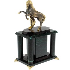 Настольные часы «Конь с попоной» из натурального камня змеевик в подарок сотрудникам