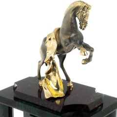 Настольные часы «Конь с попоной» из натурального камня змеевик в подарок сотрудникам