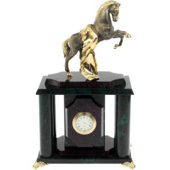 Настольные часы «Конь с попоной» из натурального камня змеевик в подарок сотрудникам