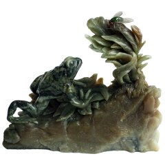 Нефритовый сувенир «Лягушка с мухой» на яшме