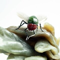 Нефритовый сувенир «Лягушка с мухой» на яшме