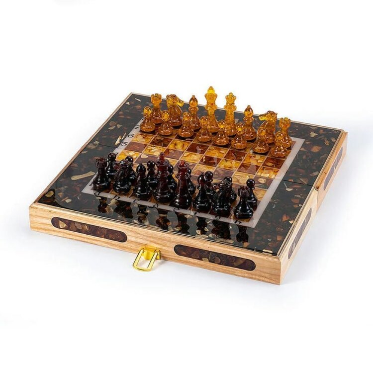 Складной шахматный ларец «Европа» с фигурами из янтаря