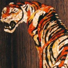 Подарочные нарды «Тигр» из морёного дуба с инкрустацией янтарём