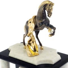 Настольные часы «Конь с попоной» из натурального камня мрамор в подарок сотрудникам