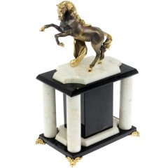 Настольные часы «Конь с попоной» из натурального камня мрамор в подарок сотрудникам