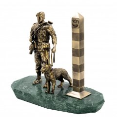 Бронзовая статуэтка «Пограничник с собакой» на камне (змеевик)