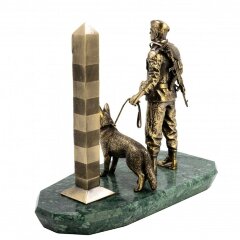 Бронзовая статуэтка «Пограничник с собакой» на камне (змеевик)