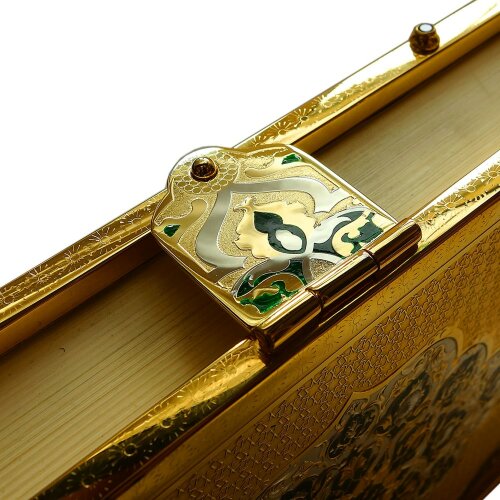 Священная книга «Коран» в золотом окладе в подарок мусульманину