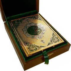 Священная книга «Коран» в золотом окладе в подарок мусульманину