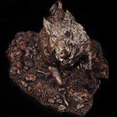 Скульптурная композиция дикого кабана «Крепкий секач» из бронзы в подарок охотнику