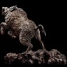 Скульптурная композиция дикого кабана «Крепкий секач» из бронзы в подарок охотнику