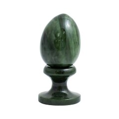 Пасхальное яйцо из нефрита на подставке