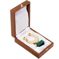 Настольный сувенир «Подкова на счастье» на камне малахит в подарок жене