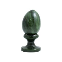 Сувенирное яйцо из нефрита на подставке