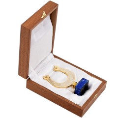 Настольный сувенир «Подкова на счастье» на камне лазурит в подарок сестре