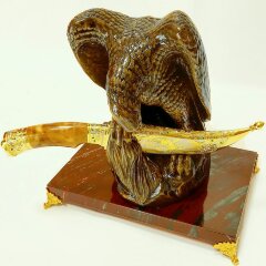 Сувенирный нож «Сокол» с резной фигурой на подставке из яшмы