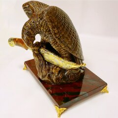 Сувенирный нож «Сокол» с резной фигурой на подставке из яшмы