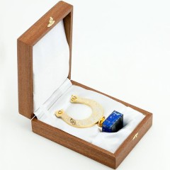 Настольный сувенир «Подкова на удачу» на камне лазурит в подарок подруге