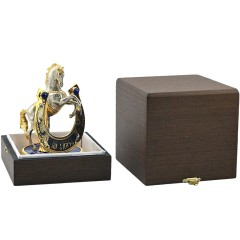 Сувенирная лошадь с подковой «На удачу» на лазурите в подарочной упаковке