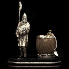 Серебряная икорница «Витязь» на постаменте из вулканического камня обсидиан