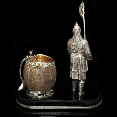 Серебряная икорница «Витязь» на постаменте из вулканического камня обсидиан