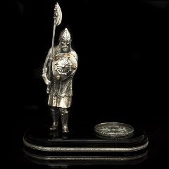 Серебряная икорница «Витязь» на постаменте из вулканического камня обсидиан