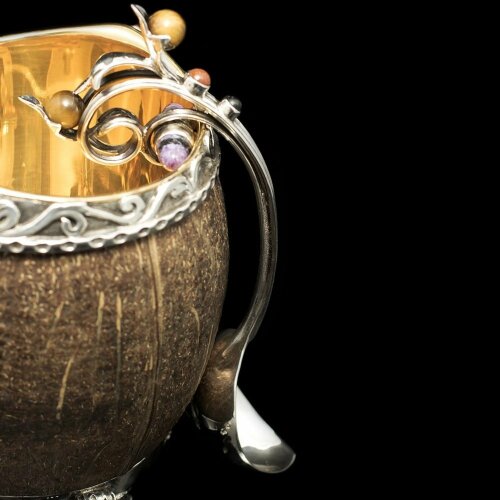 Серебряная икорница «Витязь» на постаменте из вулканического камня обсидиан