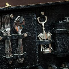 Подарочный набор для пикника «Охота» в кожаном чемодане