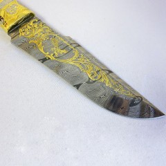 Подарочный нож в кожаных ножнах «Орёл» с головой птицы на рукояти (литье мельхиор, клинок мозаичный дамаск)