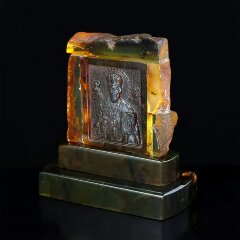 Резная икона из янтаря «Николай Чудотворец» на подставке