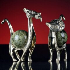 Бронзовая статуэтка «Кот и кошка» с шаром из камня змеевик