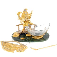 Красивая икорница с ложкой «Дед с осетром» на нефрите — праздничная посуда для сервировки