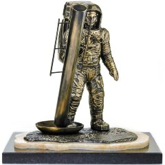 Бронзовая статуэтка «Астронавт Нил Армстронг»