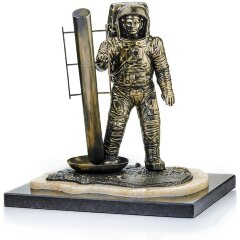 Бронзовая статуэтка «Астронавт Нил Армстронг»