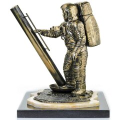 Бронзовая статуэтка «Астронавт Нил Армстронг»